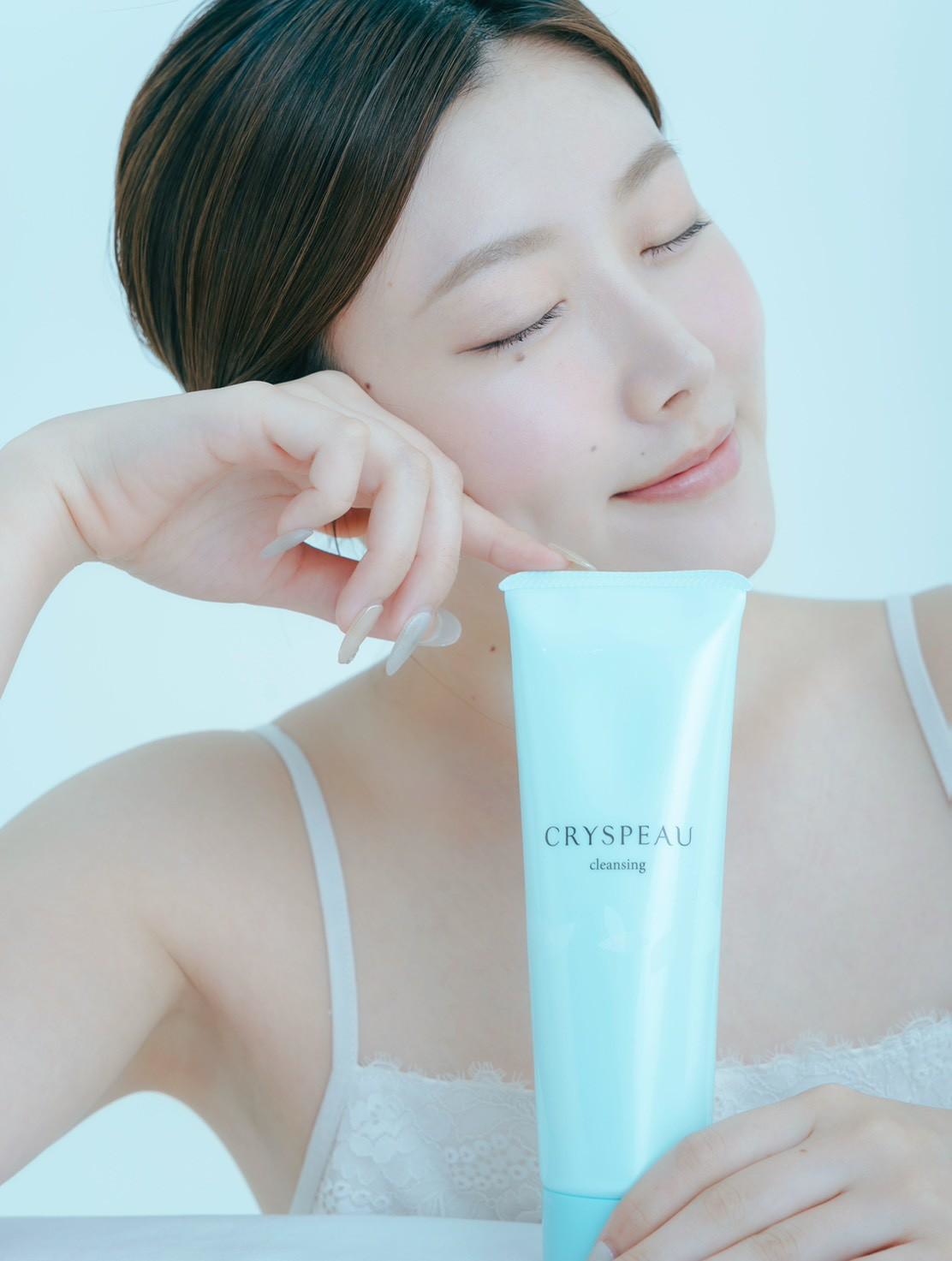 SORNIAのスキンケアアイテムを手にしたビジュアル
